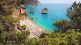Ukryte plaże Włoch. 9 pięknych zakątków, o których inni turyści jeszcze nie wiedzą. Tam wypoczniecie bez tłoku i hałasu