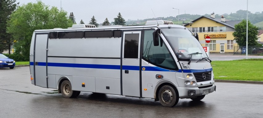 Więźniarka w roli biblioteki na kołach. Bibliobus to pomysł burmistrza Ustrzyk Dolnych [ZDJĘCIA]