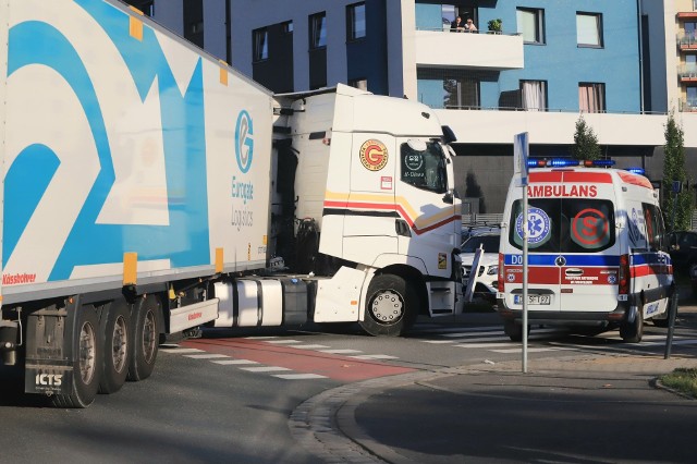 27.09.2023 r. Wypadek ciężarówki i tramwaju na ul. Przyjaźni. Po wypadku, kierowca tira miał zawał, jego życia nie udało się uratować