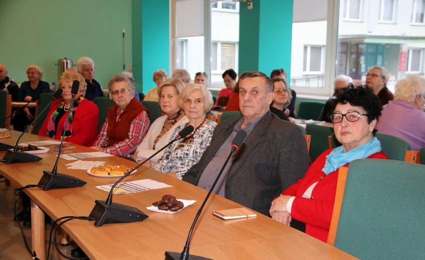 Uniwersytet Trzeciego Wieku w Staszowie rozpoczął letni semestr. Z seniorami spotkał się burmistrz (ZDJĘCIA)