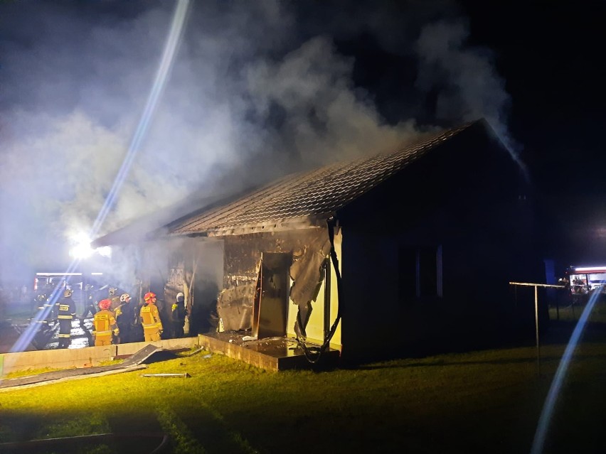 Samochód, bus i ciągnik rolniczy spłonęły w pożarze garażu w miejscowości Kłucko-Kolonia. Zobacz zdjęcia