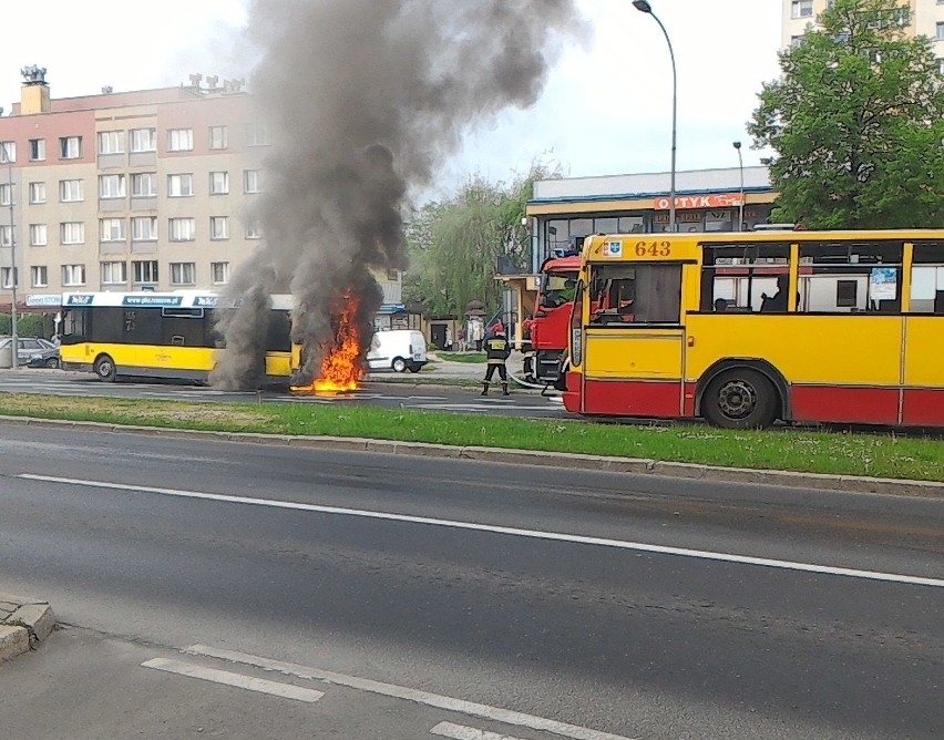 Na rondzie w Rzeszowie zapalił się autobus MKS [FOTO,WIDEO]