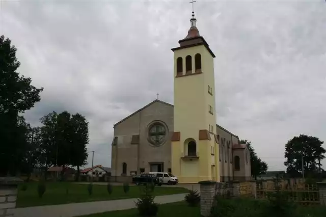 W tym roku odnowiono i podwyższono wieżę kościoła w Jelonkach