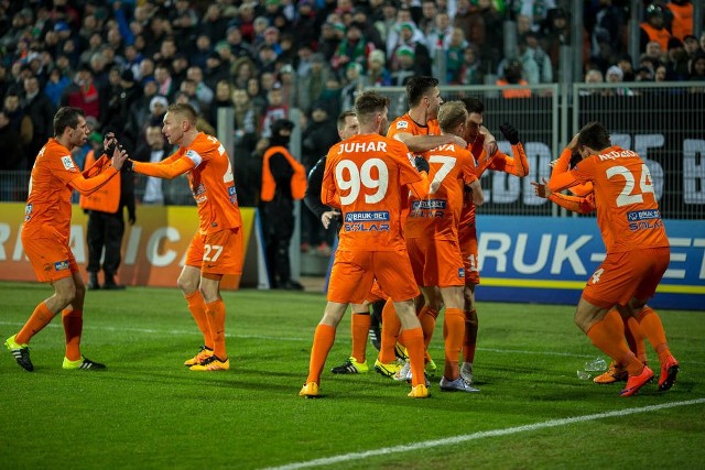 Radość po golu na 2:0, gratulacje odbiera Patrik Misak (nr 11). To jego pierwsza bramka dla Termaliki