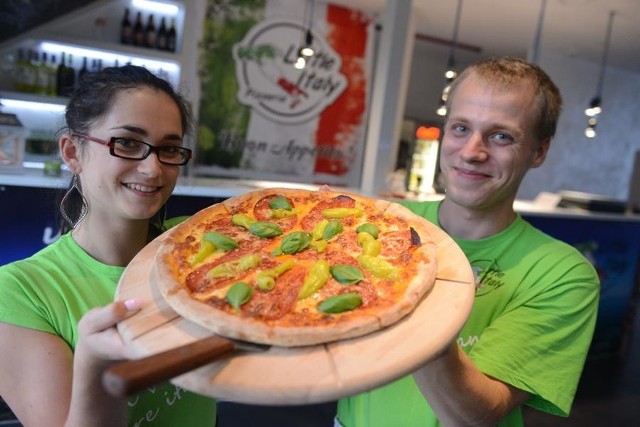 Nasze Dobre Lubuskie 2014.U nas każdemu się zawsze upiecze!Patrycja Mazurkiewicz i Krzysztof  Senkbeil - pracownicy pizzerii Little Italy w Zielonej Górze  zgłoszoną do plebiscytu pizzę Diavola przygotowują z oryginalnych włoskich produktów.