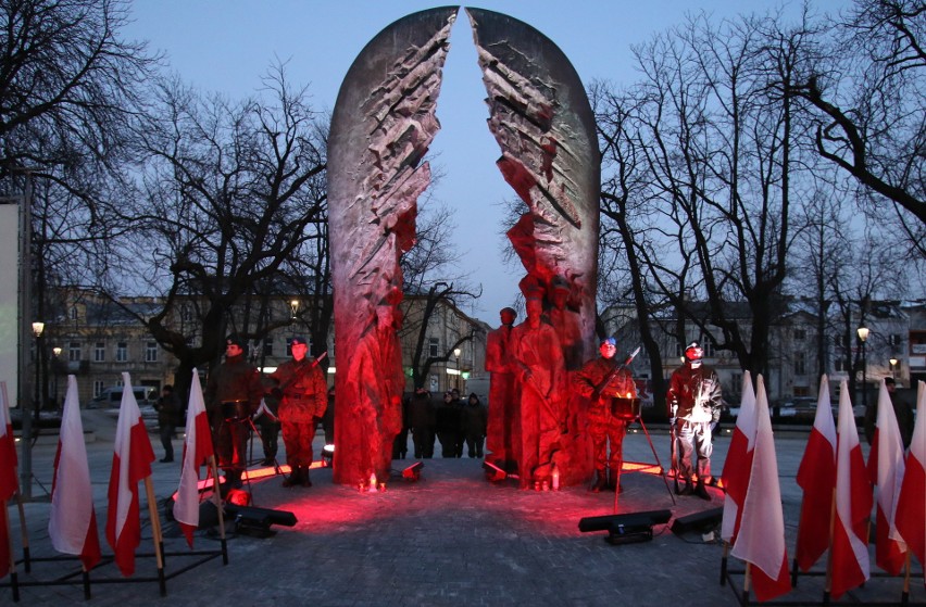 Obchody Narodowego Dnia Pamięci Żołnierzy Wyklętych w Kielcach. Wojewoda: To komuniści byli mordercami 