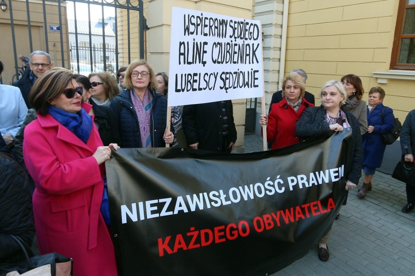 Sędziowie pikietowali w centrum Lublina w obronie Aliny Czubieniak