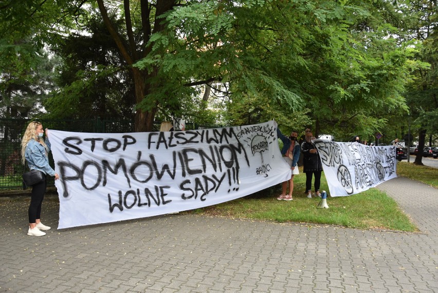 Kobiety Psycho Fans protestują przed salą Sądu Okręgowego w...