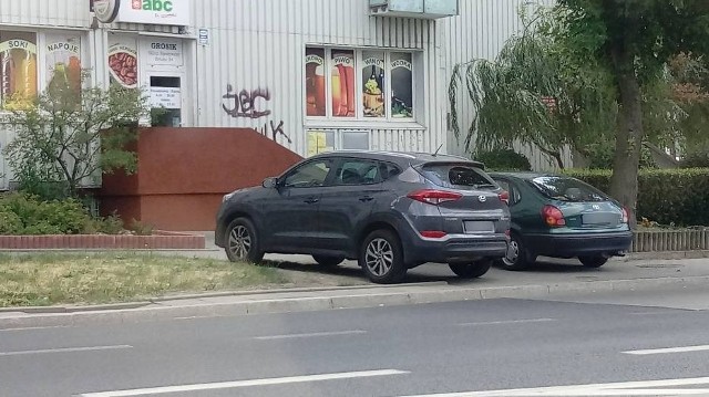 Mogłoby się okazać, że parkowanie powinien mieć opanowane każdy kierowca. Jak pokazują te zdjęcia - niekoniecznie. Fot. warszawa.naszemiasto.pl