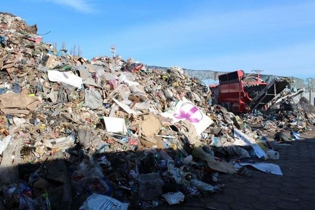 Zamiast przetwarzania i segregacji odpadów, ogromne wysypisko śmieci.