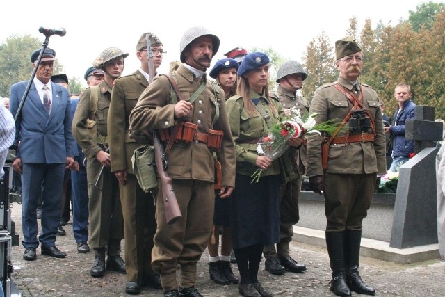 Andrzej Mierzwiński (z prawej) z grupą rekonstrukcyjną