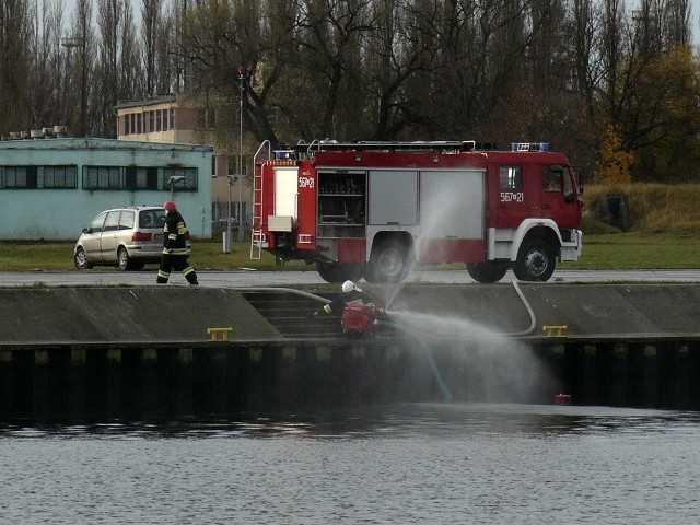 Ćwiczenia strażaków na nabrzeżu.