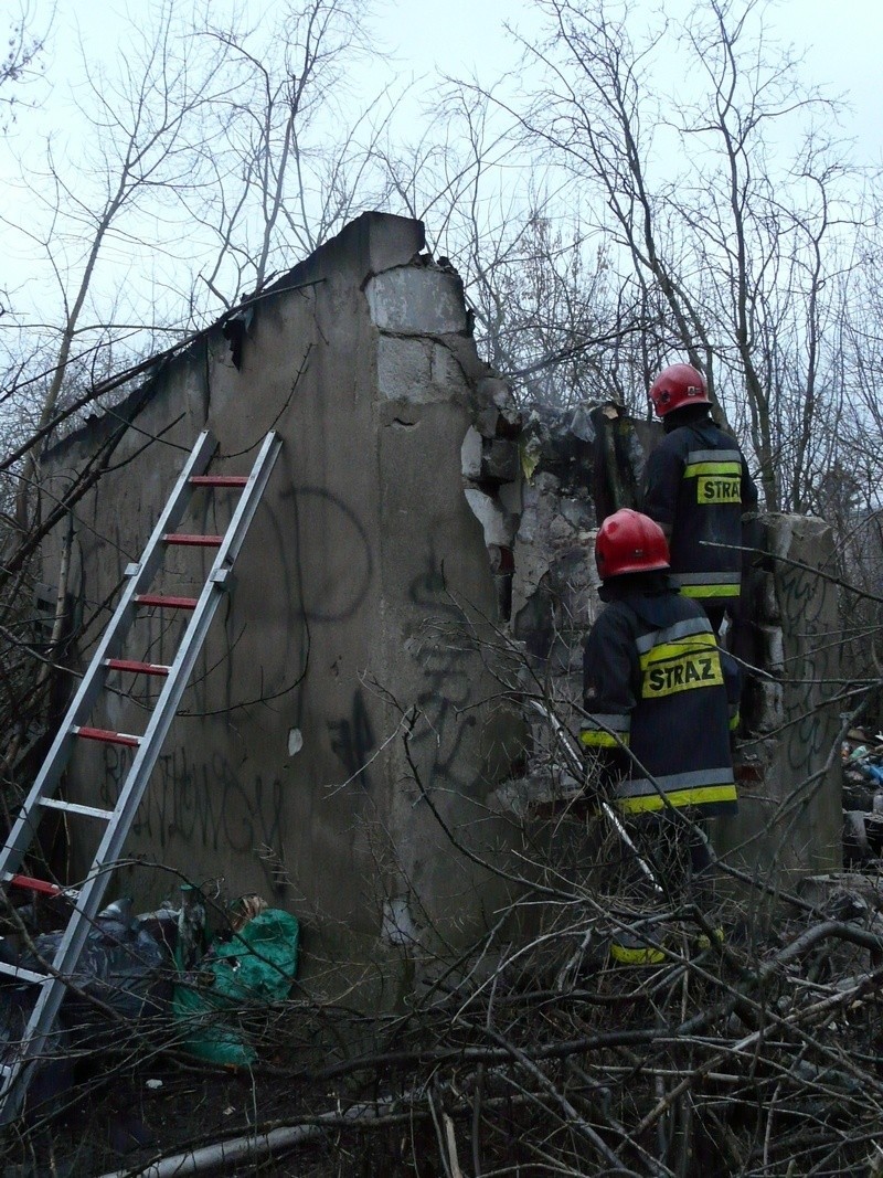 Pożar w pustostanie na Nowych Sadach. Dzicy lokatorzy budynku trafili do szpitala