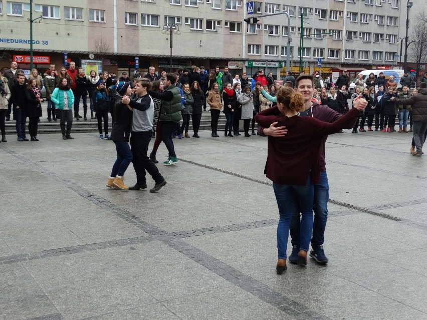Polonez na rynku w Rudzie Śląskiej [ZDJĘCIA + WIDEO] Maturzyści zatańczyli przed studniówką