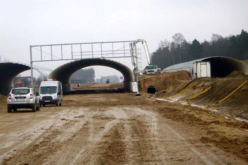 Na budowanym odcinku S8 Mężenin - Jeżewo, który liczy ponad...