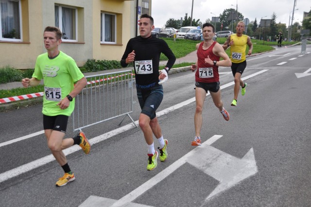 Czołówka biegu na 10 km mężczyzn, od lewej: Mateusz Dębski (RLTL Radom), Dawid Kubiec (Juventa Kobex Starachowice), Rafał Czarnecki (STS Skarżysko) i Sebastian Duszyński (Rawa Mazowiecka).