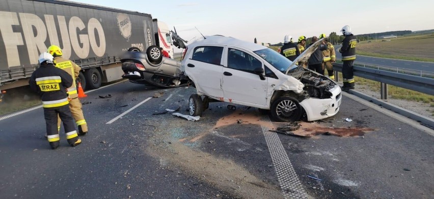 35 latek z Leszna, kierujący oplem, najechał na tył fiata...