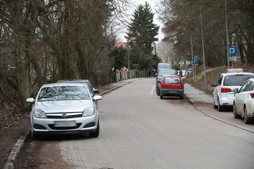 Parkowanie przy ulicy Rolnej w Szczecinie. Mieszkańcy zgłaszają problemy. "Nie chodzi jednak, żeby wszystkim wlepić mandaty"