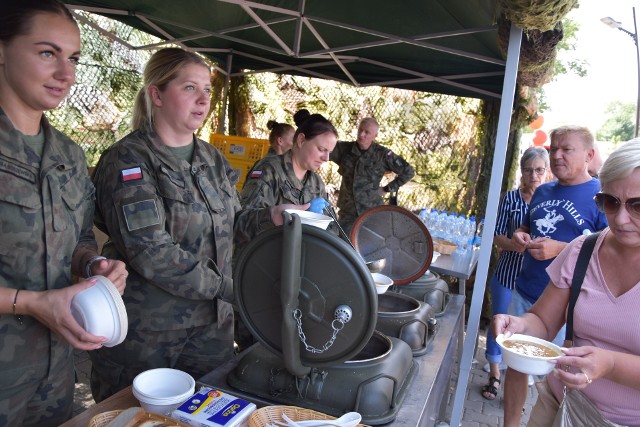 Uczestnikom pikniku smakowała wojskowa grochówka