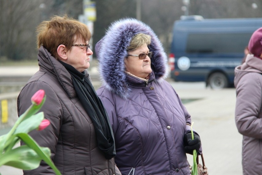 Dąbrowa Górnicza: ogólnopolski Strajk Kobiet przed PKZ, 8...