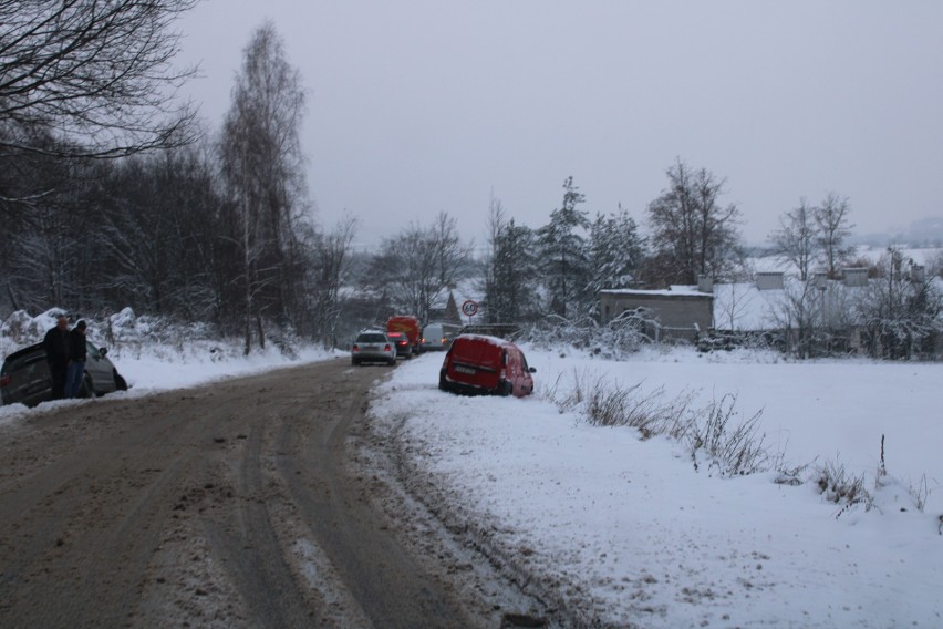 Dwa pojazdy w rowach w gminie Zabierzów