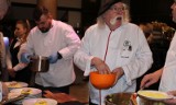 Kurt Scheller serwował dania podczas niezwykłej kolacji z okazji Dnia Kobiet w Hotelu Red w Ostrowcu Świętokrzyskim. Zobacz zdjęcia