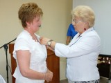 Wojewoda odznaczyła medalem pracownicę Urzędy Gminy w Brodach 
