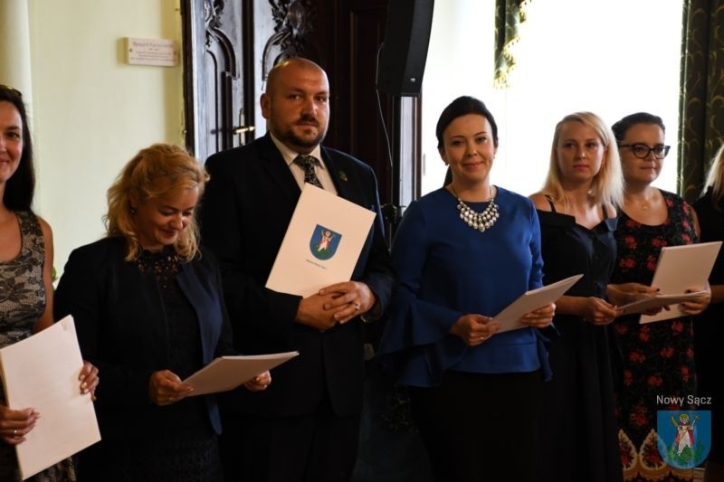 Nowy Sącz. Pedagodzy otrzymali z rąk prezydenta nominację na nauczyciela mianowanego. [ZDJĘCIA]