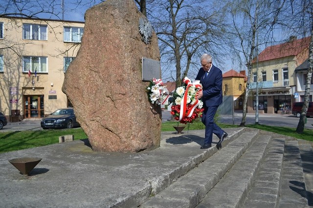 Burmistrz Rudnika nad Sanem Waldemar Grochowski składa wieniec ku czci ofiar zbroni katyńskiej pod pomnikiem w rynku
