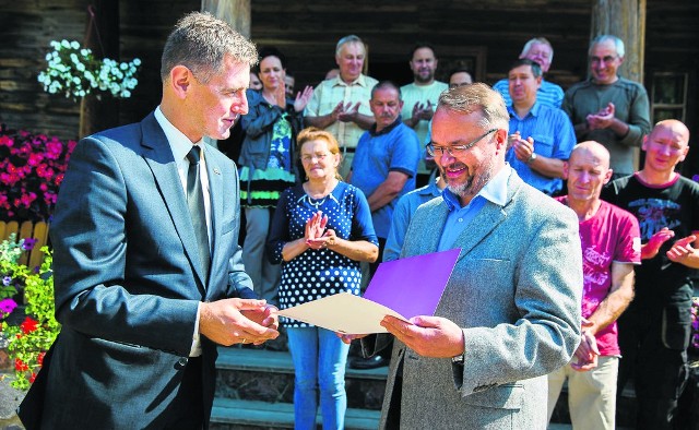 Na ręce pierwszego dyrektora Podlaskiego  Muzeum Kultury Ludowej  przekazuję uchwałę - zwracał się wicemarszałek Maciej Żywno do dr Artura Gawła (z prawej). Gratulowali mu pracownicy