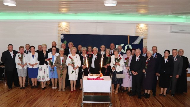 Po uhonorowaniu Jubilatów przyszedł czas na odśpiewanie tradycyjnego „Sto lat”, wzniesienie toastu lampką szampana i skosztowanie pysznego tortu.