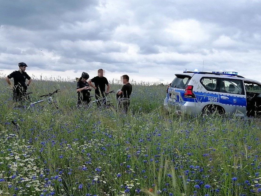 Policjanci na rowerach i nad jeziorami (ZDJĘCIA) 