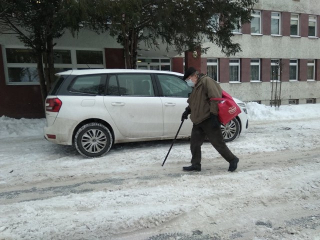 Opole. Mieszkańcy skarżą się na zaśnieżone miejsca w strefie parkowania oraz zasypane chodniki.