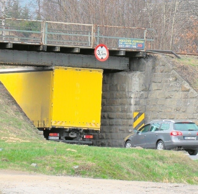 Wiadukt naDK52 w Kleczy Dolnej. Łatwo tu się zaklinować.