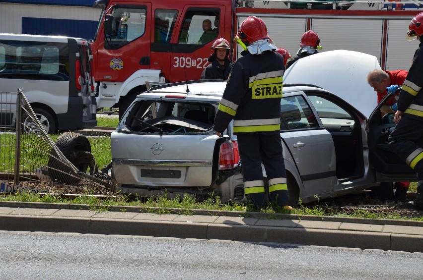 Wrocław: Wypadek na Legnickiej. Opel zablokował torowisko (ZDJĘCIA)