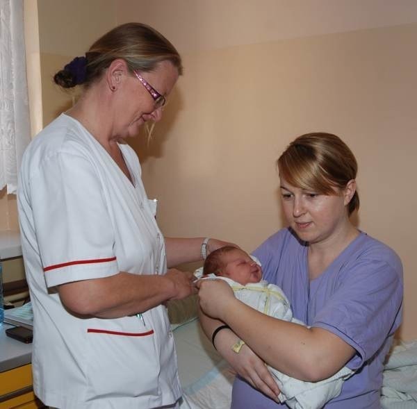 Katarzyna Blys urodziła syna w Powiatowym Centrum Zdrowia w Kluczborku. Bez problemu skorzystała z bezpłatnego znieczulenia zewnątrzoponowego. Obok niej - położna Bernadeta Gzyl-Rabiega.