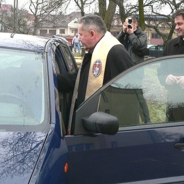 Bardzo... dokładnie, także w środku poświęcił auta kapelan Stanisław Kondrak - pod czujnym okiem komendanta Romana Sobczaka.