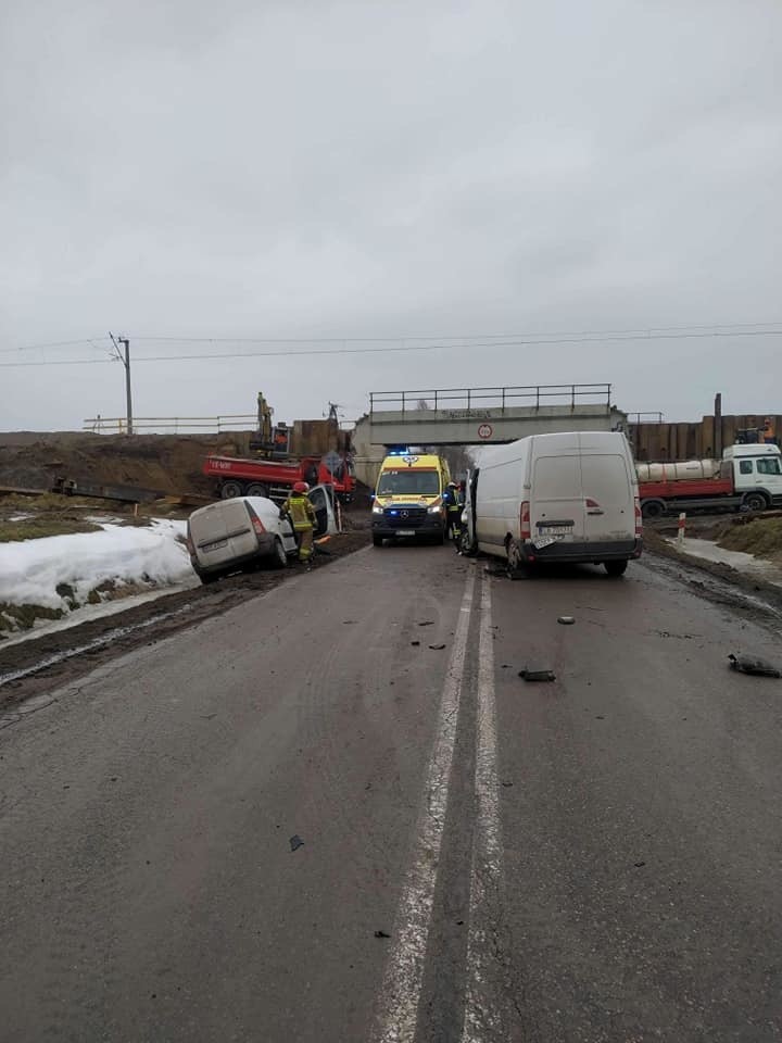 Czyżew. Wypadek zablokował dk 63. Dwie osoby trafiły do szpitala