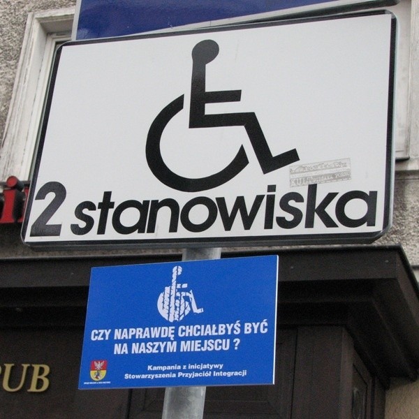 Około 200 takich tabliczek zawiśnie na parkingach w całym mieście, tam gdzie znajdują się miejsca do parkowania dla niepełnosprawnych