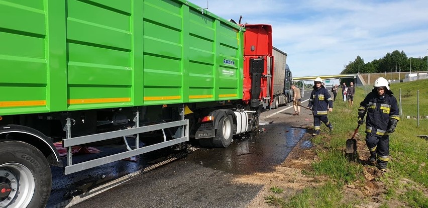 Choroszcz. Wypadek na drodze S8 w kierunku Białegostoku. Zderzenie dwóch samochodów ciężarowych [ZDJĘCIA]