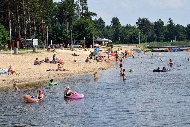 Mnóstwo osób zdecydowało się spędzić sobotnie popołudnie nad zalewem w Łabędziowie koło Morawicy, w powiecie kieleckim. Plażowicze wylegiwali się na kocach, sporo osób zażywało ochłody w wodzie, nie brakowało także amatorów wodnych atrakcji. Sporą popularnością wśród odpoczywających cieszyła się strefa gastronomiczna nad zalewem, jak zwykle nie lada atrakcją dla dzieci był park linowy.Zobacz więcej na kolejnych slajdach >>>