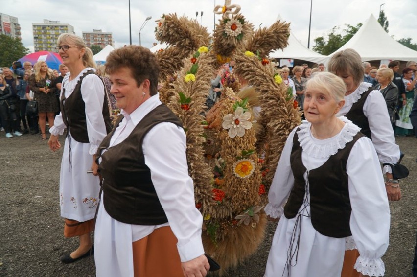 Dożynki województwa kujawsko-pomorskiego z udziałem pań z...