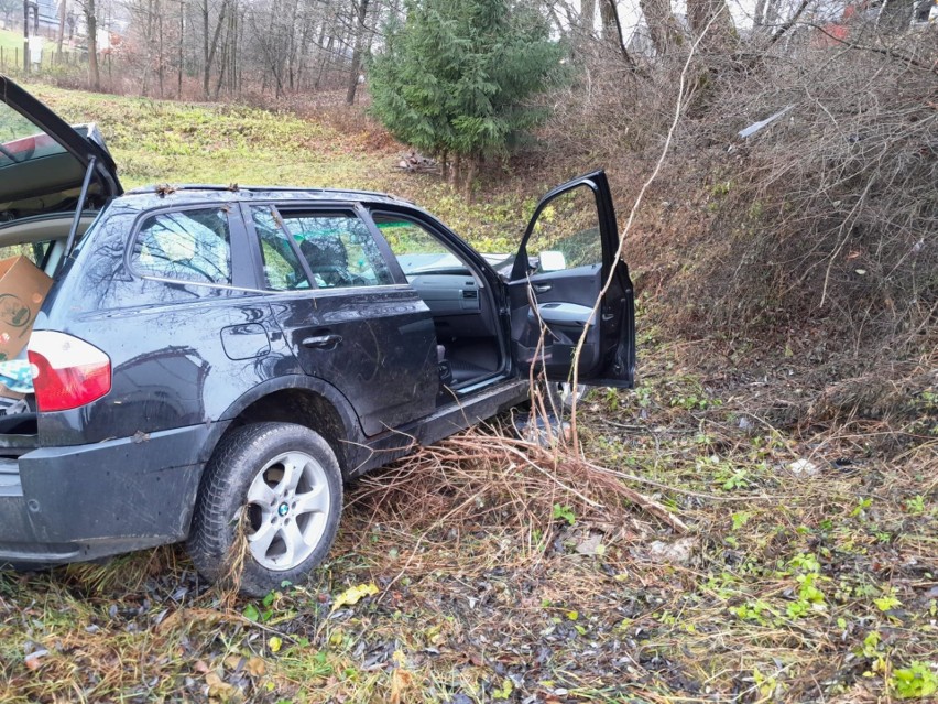 Wypadek w Birczy. Kierująca BMW zjechała z drogi i uderzyła w drzewo. Pogotowie ratunkowe zabrało kobietę do szpitala [ZDJĘCIA]