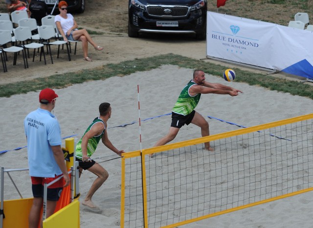 W Przemyślu przez dwa dni trwały I Mistrzostwa Polski służb mundurowych w siatkówce plażowej. Pary męskie lub mieszane walczyły o nagrody warte łącznie 5,5 tys. zł. Mistrzostwo wywalczyła para Mariusz Jajus (KMP PSP w Wałbrzychu) i Adrian Sdebel (PSP w Rybniku). Drugie miejsce przypadło Błażejowi Masłowskiemu (11 Pułk Artylerii w Węgorzewie) i Andrzejowi Mankow (KMP z Olsztyna). Na podium znalazła się para Mateusz Szwejkowski i Tomasz Wasilewski z 14 Dywizjonu Artylerii Przeciwpancernej w Suwałkach.Zwycięzcy otrzymali nagrody finansowe, pamiątkowe piłki z ceramiki z odzwierciedleniem części bramy Twierdzy Przemyśl, pamiątkowe medale i dyplomy.zobacz też: Święto Wojska Polskiego w Jarosławiu.