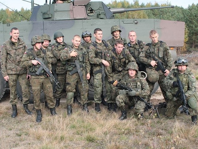 W Wędrzynie nasi żołnierze mieli okazję zrobić sobie pamiątkowe zdjęcia z Pawłem Małaszyńskim (kuca pierwszy z lewej).