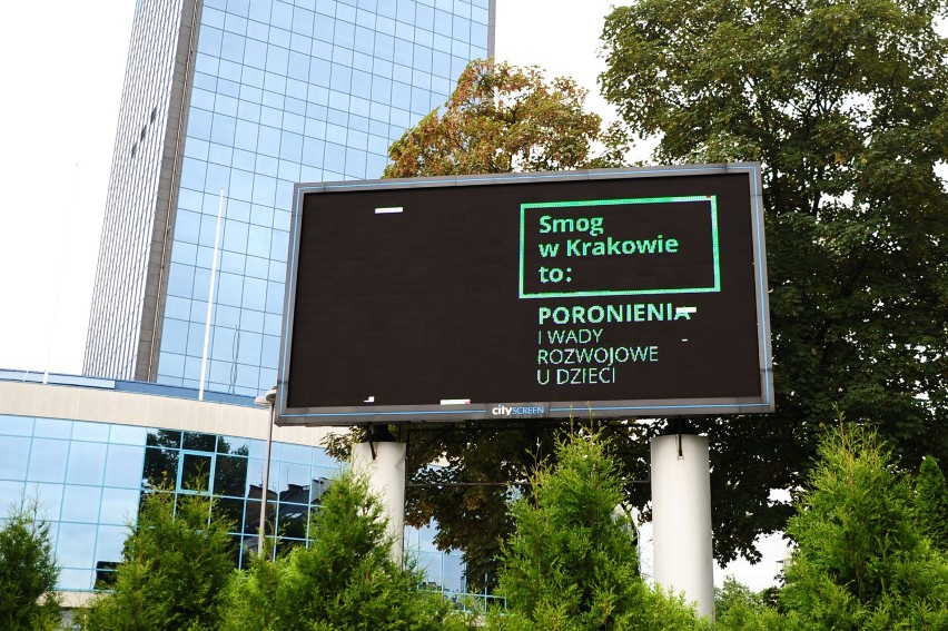 Od soboty w Krakowie wisi billboard informujący, że smog...