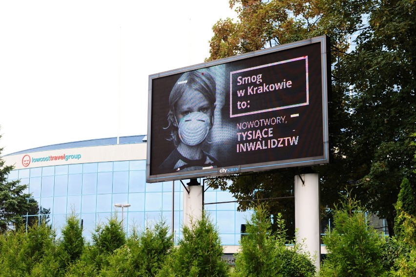 Od soboty w Krakowie wisi billboard informujący, że smog...