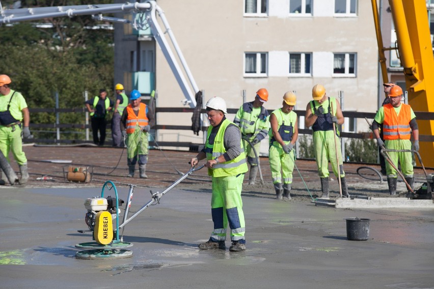 W piątek rano rozpoczęto wylewanie płyty głównej mostu na...