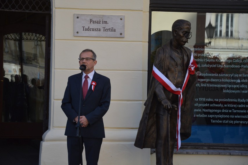 Na tarnowskim rynku odsłonięto pomnik Tadeusza Tertila [ZDJĘCIA]