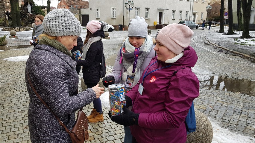 WOŚP 2019 Strzelce Opolskie. 115 wolontariuszy kwestuje w mieście. Do godz. 14.00 zebrali 53 tys. zł